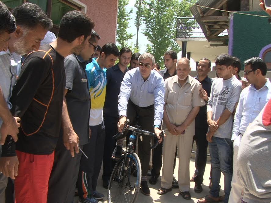 Omar Abdullah felicitates national-level cyclist Akbar Khan